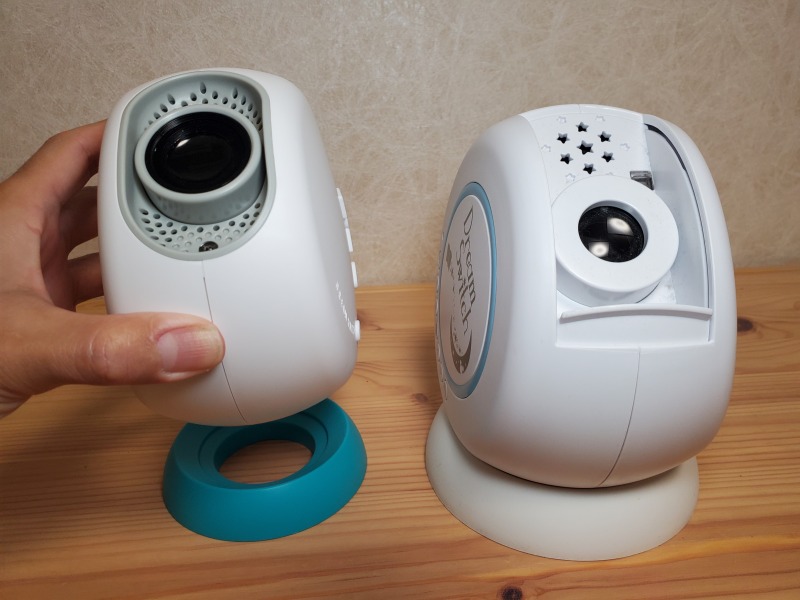 新型ドリームスイッチと旧モデルを台座に置いた様子