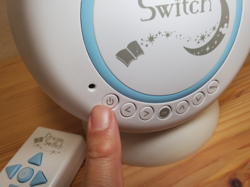 旧モデルの本体の電源ボタンを押している様子